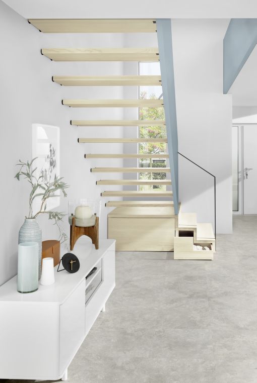 Gerade Wangentreppe mit Podest und Holzgeländerwange