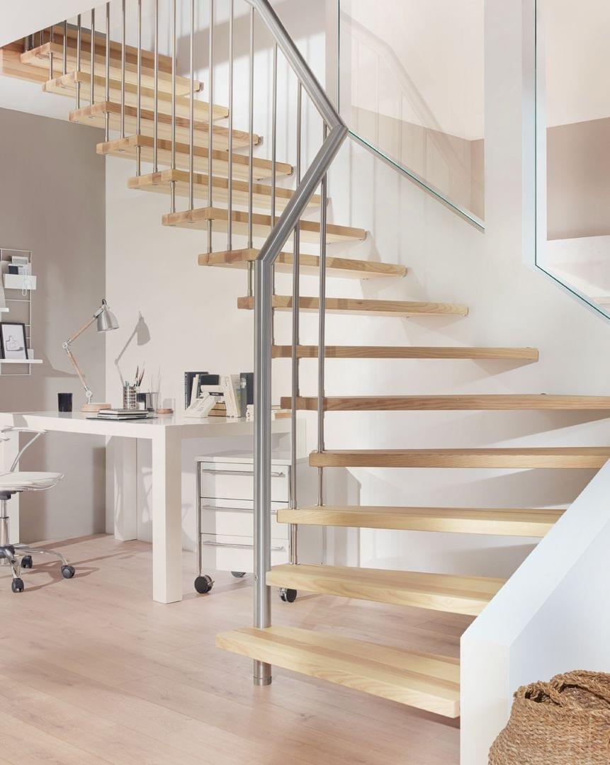 Systemtreppe in Holz mit Edeltahlgeländer und Edelstahlhandlauf