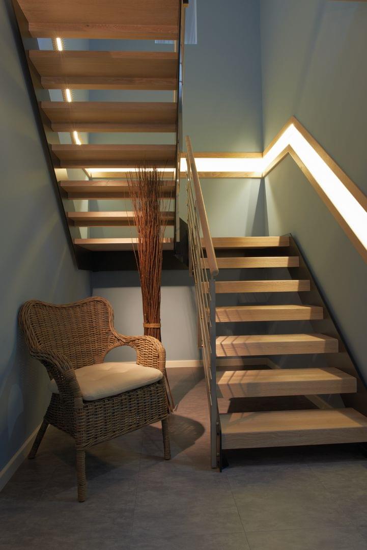 Holzwandhandlauf mit integrierter Treppenbeleuchtung